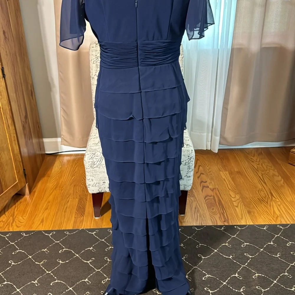 Beautiful like new Evening Gown Size 12 - Picture 5 of 6